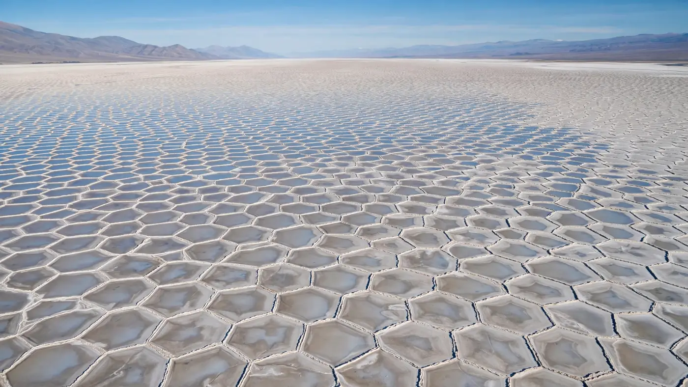 Vista aérea de las Salinas Grandes entre Salta y Jujuy con patrones hexagonales de sal